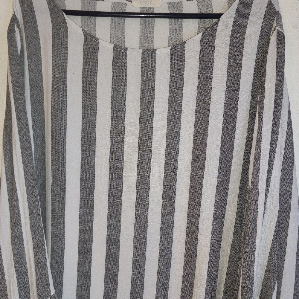 ODDY Bell Sleeve Blouse - Picture 2 of 8